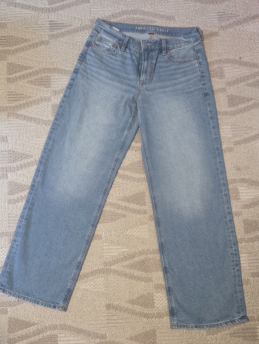 AMERICAN EAGLE STOVEPIPE JEANS SIZE 4 BRAND NEW strigrid. inseam 30 high waisted